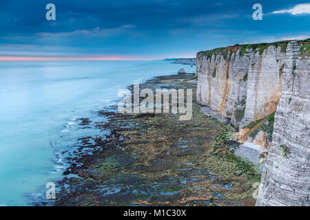 Sonnenaufgang von La Falaise d'Amont gesehen, Étretat, Seine-Maritime Abteilung, Normandie, Frankreich, Europa. Stockfoto