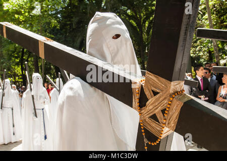 Büßer der Bruderschaft des 'La Paz' in der Ausbildung Durchführung kreuzt. Stockfoto