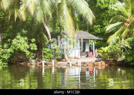 Madu Ganga, Balapitiya, Sri Lanka - Dezember 2015 - Native leben bei Maduganga See, Asien Stockfoto