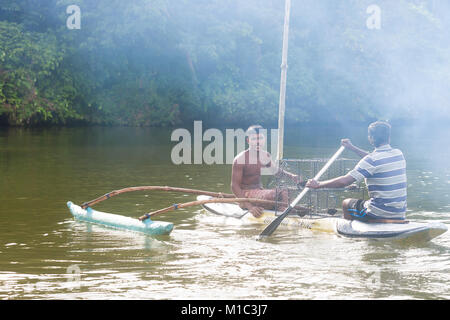 Madu Ganga, Balapitiya, Sri Lanka - Dezember 2015 - einheimische Fischer auf ein Kanu bei der Arbeit auf den Maduganga See, Asien Stockfoto