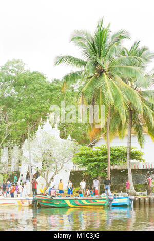 Madu Ganga, Balapitiya, Sri Lanka - Dezember 2015 - Mehrere Pilger im Tempel der Koddhuwa in Maduganga See, Asien Stockfoto