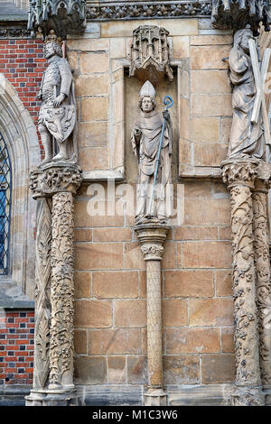 Fassade der Breslauer Dom (Kathedrale der Hl. Johannes der Täufer) in Ostrow Tumski Bezirk von Wroclaw, Polen. Die gotische Kirche wurde im Jahr 1272 errichtet. Stockfoto