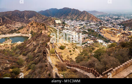 Luftaufnahme von Jaipur Stadtbild Panoramablick ab Jaigarh Fort, Rajasthan gesehen. Stockfoto