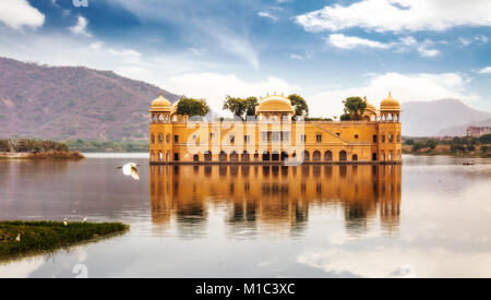 Jal Mahal Wasser palace Jaipur Rajasthan moody Himmel und die malerische Landschaft. Eine beliebte Stadt Architektur von Jaipur, Indien. Stockfoto