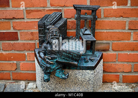 Miniatur Zwerg Gnom in der Nähe der Breslauer Dom (Kathedrale der Hl. Johannes der Täufer) in Ostrow Tumski Bezirk von Wroclaw, Polen. Stockfoto