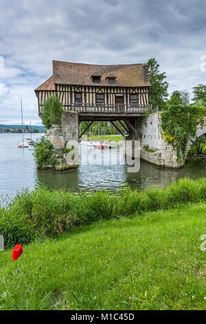 Le Vieux Moulin auf einer mittelalterlichen Brücke über den Fluss Seine, Vernon, Eure, Normandie, Frankreich Stockfoto