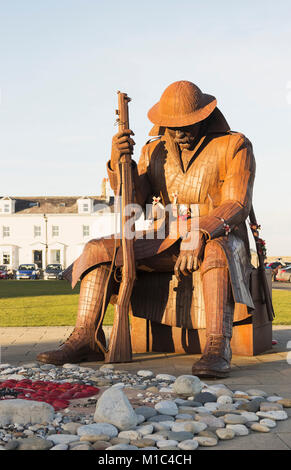 Statue des einheimischen Bildhauers Ray Lonsdale in Seaham, County Durham, UK zu markieren, um den 100. Jahrestag des Endes des Ersten Weltkriegs. Stockfoto