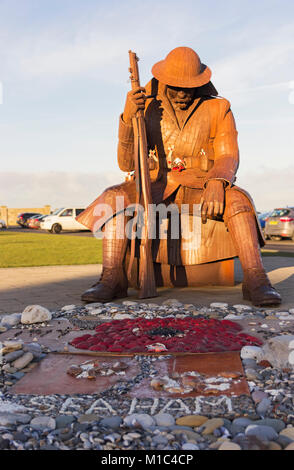 Statue des einheimischen Bildhauers Ray Lonsdale in Seaham, County Durham, UK zu markieren, um den 100. Jahrestag des Endes des Ersten Weltkriegs. Stockfoto