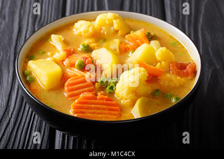 Vegetarisches curry Suppe mit Kokosmilch close-up in einer Schüssel auf dem Tisch. Horizontale Stockfoto