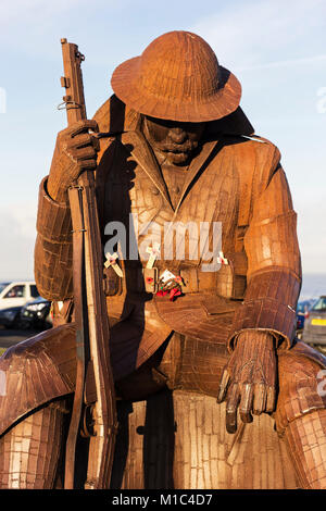 Statue des einheimischen Bildhauers Ray Lonsdale in Seaham, County Durham, UK zu markieren, um den 100. Jahrestag des Endes des Ersten Weltkriegs. Stockfoto