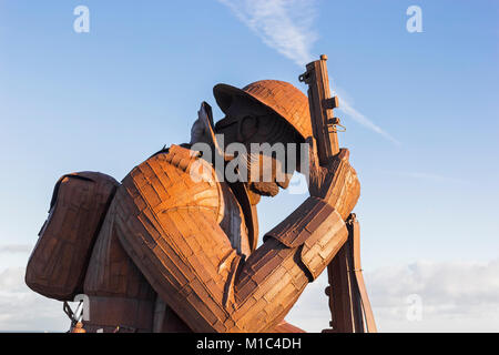 Statue des einheimischen Bildhauers Ray Lonsdale in Seaham, County Durham, UK zu markieren, um den 100. Jahrestag des Endes des Ersten Weltkriegs. Stockfoto