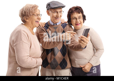 Ältere Menschen etwas zeigen auf einem Telefon zu zwei älteren Frauen auf weißem Hintergrund Stockfoto