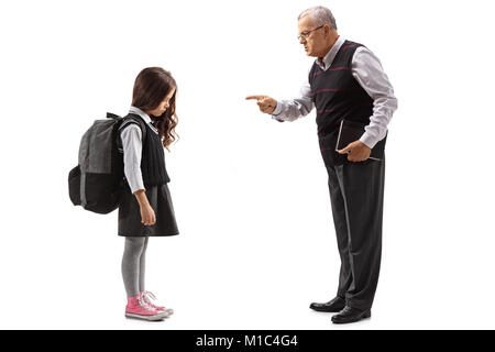 Volle Länge Profil geschossen von einem alten Lehrer schimpfen eine Schülerin auf weißem Hintergrund Stockfoto