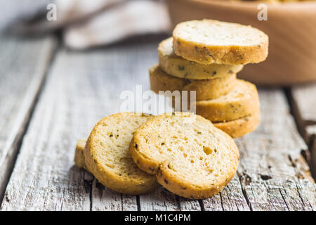 Knuspriges Brot bruschetta auf alten Holztisch. Stockfoto