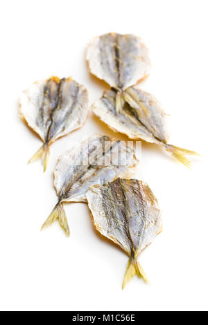 Getrocknete Fische gesalzen auf weißem Hintergrund. Stockfoto