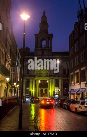 Half Moon Street und am Ende der Straße dritte Kirche Christi, Wissenschaftler in der Curzon Street, Mayfair, London, England, Großbritannien Stockfoto