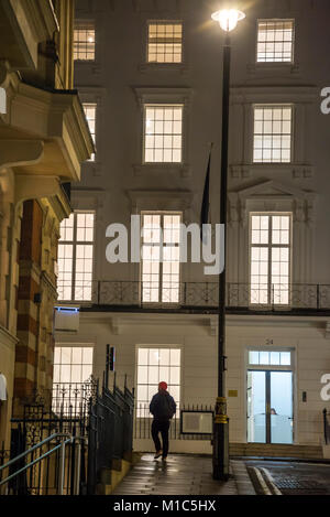 Mann vorbei David Zwirner Gallery in Mayfair, London, England, Großbritannien Stockfoto