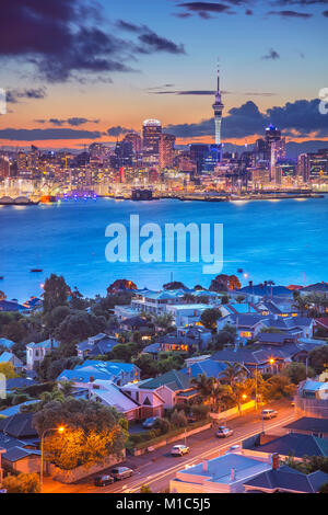 Auckland. Stadtbild bild Skyline von Auckland, Neuseeland bei Sonnenuntergang mit dem Davenport im Vordergrund.