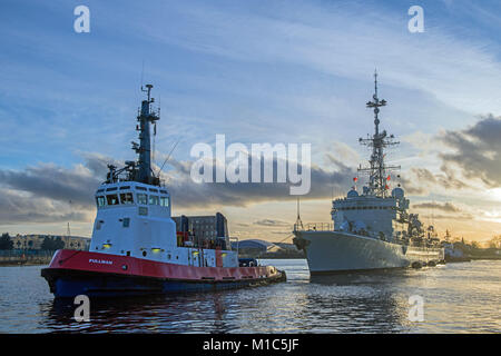 Tugboat Pullman Abschleppen des französischen Zerstörer Primauguet aus einem der Docks in Cardiff, South Wales Stockfoto