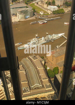 Eine Ansicht von Oben nach Unten anzeigen Etage des Shard, London, an der HMS Belfast Kriegsschiff im Pool von London Stockfoto