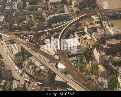 Ein Blick von oben betrachten, Der Shard mit Blick auf die Gleise, die zu Cannon Street Station, London Stockfoto