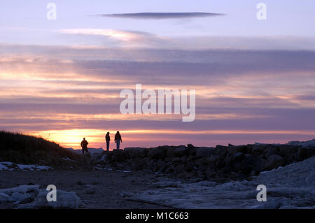 Gerade die Sonne am Tag eines Winter Corporation Strand in Dennis, Massachusetts, USA Stockfoto