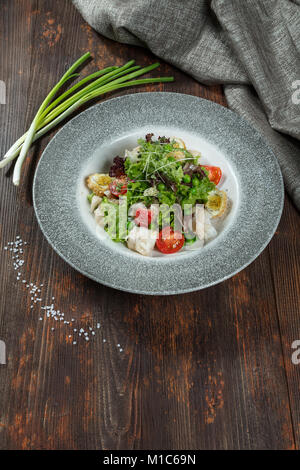 Gemischter grüner Salat mit gegrillten Lachs und Quinoa auf Holz Hintergrund/selektiven Fokus Stockfoto