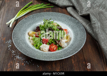 Gemischter grüner Salat mit gegrillten Lachs und Quinoa auf Holz Hintergrund/selektiven Fokus Stockfoto