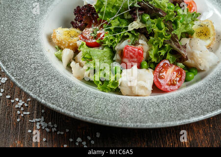 Gemischter grüner Salat mit gegrillten Lachs und Quinoa auf Holz Hintergrund/selektiven Fokus Stockfoto