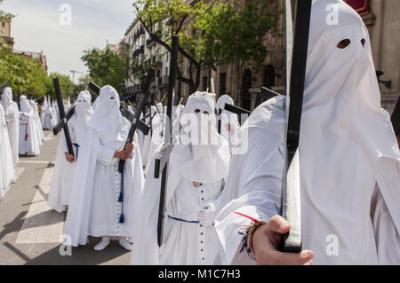 Büßer der Bruderschaft des 'La Paz' in der Ausbildung Durchführung kreuzt. Stockfoto