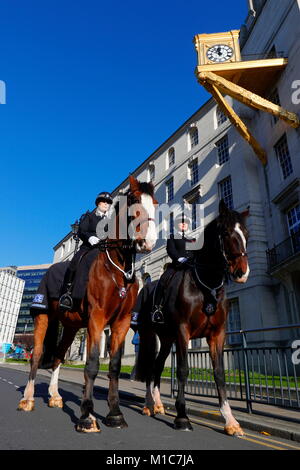 West Yorkshire berittene Polizei außerhalb von Leeds Civic Hall während der Erinnerung Sonntag Stockfoto