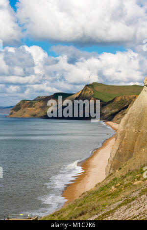 West Bay Bridport Dorset England April 23, 2016 Küstenlandschaft an der West Bay. Dies ist Teil der Jurassic Coast in Dorset, ein Weltkulturerbe. Fossilien ein Stockfoto