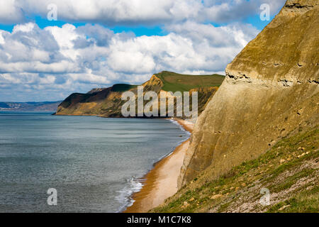 West Bay Bridport Dorset England April 23, 2016 Küstenlandschaft an der West Bay. Dies ist Teil der Jurassic Coast in Dorset, ein Weltkulturerbe. Fossilien ein Stockfoto