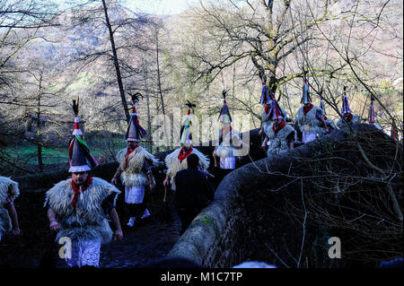 Eine Gruppe von Joaldunaks Zanpantzar genannt, Teil in der Karneval nehmen zwischen den Pyrenäen Dörfer Ituren und Zubieta, Nordspanien, Montag, Januar 29, 2018. des Baskenlandes Ituren Karneval bekannt ist die älteste Pagan Festival in Europa zu sein, und es ist mit einem dunklen Twist. Für viele, die Idee eines Karnevals zaubert Bilder von hellen Farben, lachen und feiern. Aber die Ituren Karneval symbolisiert den Kampf zwischen Gut und Böse oder Licht und Dunkelheit. Junge Männer symbolisieren die "gute" und Kleid in Schafpelzen, mit Kuhglocken an ihren Hüften gewickelt. Der Legende nach, Stockfoto