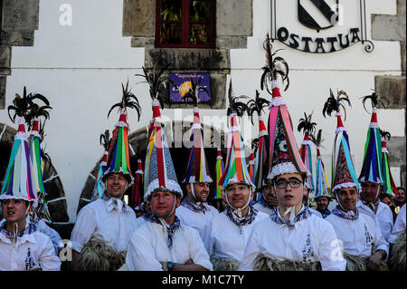 Eine Gruppe von Joaldunaks Zanpantzar genannt, Teil in der Karneval nehmen zwischen den Pyrenäen Dörfer Ituren und Zubieta, Nordspanien, Montag, Januar 29, 2018. des Baskenlandes Ituren Karneval bekannt ist die älteste Pagan Festival in Europa zu sein, und es ist mit einem dunklen Twist. Für viele, die Idee eines Karnevals zaubert Bilder von hellen Farben, lachen und feiern. Aber die Ituren Karneval symbolisiert den Kampf zwischen Gut und Böse oder Licht und Dunkelheit. Junge Männer symbolisieren die "gute" und Kleid in Schafpelzen, mit Kuhglocken an ihren Hüften gewickelt. Der Legende nach, Stockfoto