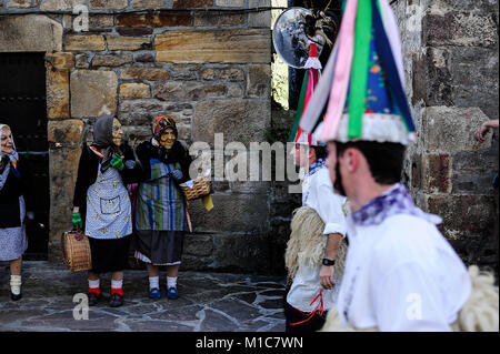 Eine Gruppe von Joaldunaks Zanpantzar genannt, Teil in der Karneval nehmen zwischen den Pyrenäen Dörfer Ituren und Zubieta, Nordspanien, Montag, Januar 29, 2018. des Baskenlandes Ituren Karneval bekannt ist die älteste Pagan Festival in Europa zu sein, und es ist mit einem dunklen Twist. Für viele, die Idee eines Karnevals zaubert Bilder von hellen Farben, lachen und feiern. Aber die Ituren Karneval symbolisiert den Kampf zwischen Gut und Böse oder Licht und Dunkelheit. Junge Männer symbolisieren die "gute" und Kleid in Schafpelzen, mit Kuhglocken an ihren Hüften gewickelt. Der Legende nach, Stockfoto