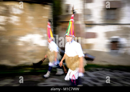 Eine Gruppe von Joaldunaks Zanpantzar genannt, Teil in der Karneval nehmen zwischen den Pyrenäen Dörfer Ituren und Zubieta, Nordspanien, Montag, Januar 29, 2018. des Baskenlandes Ituren Karneval bekannt ist die älteste Pagan Festival in Europa zu sein, und es ist mit einem dunklen Twist. Für viele, die Idee eines Karnevals zaubert Bilder von hellen Farben, lachen und feiern. Aber die Ituren Karneval symbolisiert den Kampf zwischen Gut und Böse oder Licht und Dunkelheit. Junge Männer symbolisieren die "gute" und Kleid in Schafpelzen, mit Kuhglocken an ihren Hüften gewickelt. Der Legende nach, Stockfoto