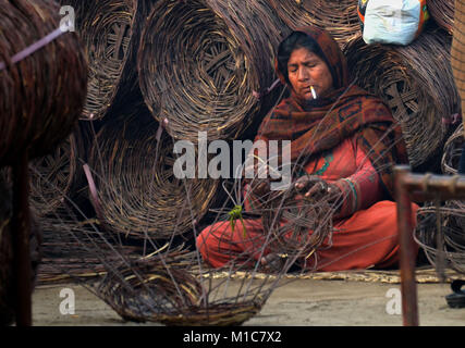 Lahore, Pakistan. 29 Jan, 2018. Pakistanische Gipsy Familie arbeitet momentan an Der traditionelle Korb aus trockenen Zweigen. Das Flechten von Körben ist so alt wie die Geschichte des Menschen. Spuren von Körbe haben in den Ägyptischen Pyramiden gefunden worden, und geflochtenen Korb Büchsen haben ihre Eindrücke in die Fragmente der antiken Keramik links. Credit: Rana Sajid Hussain/Pacific Press/Alamy leben Nachrichten Stockfoto