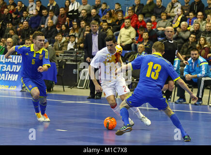 Kiew, Ukraine - Januar 29, 2017: Carlos Ortiz aus Spanien (in Weiß) Angriffen während der freundlich Futsal Spiel gegen die Ukraine im Palats Sport in Kiew, U Stockfoto