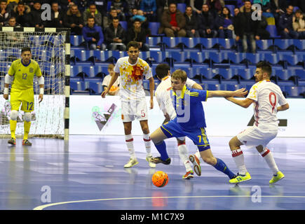 Kiew, Ukraine - Januar 29, 2017: Nikolai Grytsyna der Ukraine (#7) kämpft für eine Kugel mit Alex Yepes Spaniens (#9) während die freundliche Futsal übereinstimmen Stockfoto