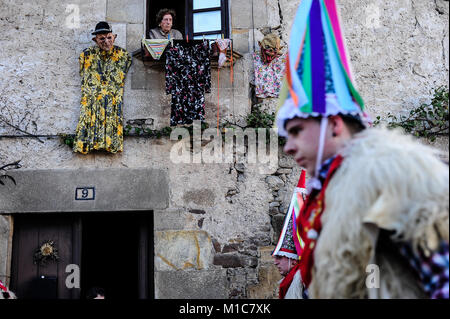 Eine Gruppe von Joaldunaks Zanpantzar genannt, Teil in der Karneval nehmen zwischen den Pyrenäen Dörfer Ituren und Zubieta, Nordspanien, Montag, Januar 29, 2018. des Baskenlandes Ituren Karneval bekannt ist die älteste Pagan Festival in Europa zu sein, und es ist mit einem dunklen Twist. Für viele, die Idee eines Karnevals zaubert Bilder von hellen Farben, lachen und feiern. Aber die Ituren Karneval symbolisiert den Kampf zwischen Gut und Böse oder Licht und Dunkelheit. Junge Männer symbolisieren die "gute" und Kleid in Schafpelzen, mit Kuhglocken an ihren Hüften gewickelt. Der Legende nach, Stockfoto