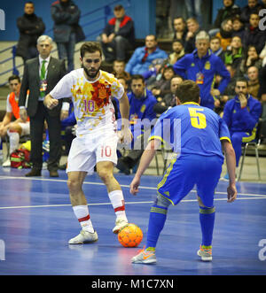 Kiew, Ukraine - Januar 29, 2017: Rafa benötigten Spaniens (L) kämpft für eine Kugel mit Petro Shoturma der Ukraine während Ihrer freundlichen Futsal Spiel im Palats Stockfoto