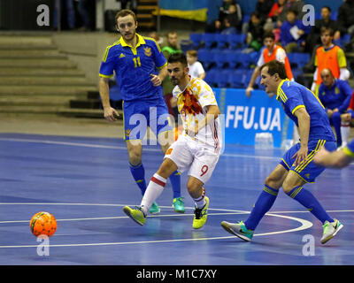 Kiew, Ukraine - Januar 29, 2017: Alex Yepes Spaniens (in Weiß) kickt den Ball während freundlich Futsal Spiel gegen die Ukraine im Palats Sport in Ky Stockfoto