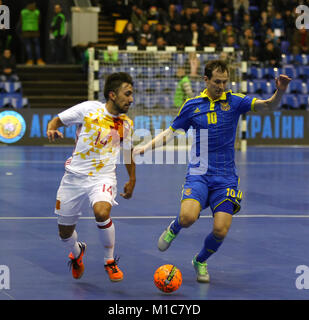 Kiew, Ukraine - Januar 29, 2017: Jose A. Fernandez von Spanien (L) kämpft für eine Kugel mit Dmitri Sorokin der Ukraine während Ihrer freundlichen Futsal übereinstimmen Stockfoto