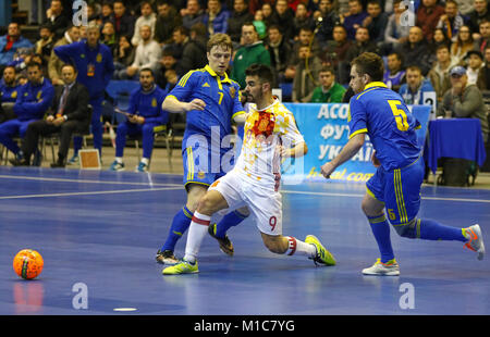 Kiew, Ukraine - Januar 29, 2017: Alex Yepes Spaniens (in Weiß) kickt den Ball während freundlich Futsal Spiel gegen die Ukraine im Palats Sport in Ky Stockfoto