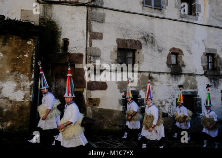 Eine Gruppe von Joaldunaks Zanpantzar genannt, Teil in der Karneval nehmen zwischen den Pyrenäen Dörfer Ituren und Zubieta, Nordspanien, Montag, Januar 29, 2018. des Baskenlandes Ituren Karneval bekannt ist die älteste Pagan Festival in Europa zu sein, und es ist mit einem dunklen Twist. Für viele, die Idee eines Karnevals zaubert Bilder von hellen Farben, lachen und feiern. Aber die Ituren Karneval symbolisiert den Kampf zwischen Gut und Böse oder Licht und Dunkelheit. Junge Männer symbolisieren die "gute" und Kleid in Schafpelzen, mit Kuhglocken an ihren Hüften gewickelt. Der Legende nach, Stockfoto