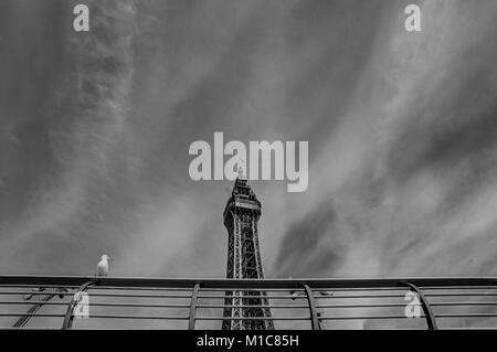 Blackpool Tower in Schwarz und Weiß. Stockfoto