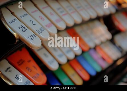 Stop Registerkarten zu einem Compton Theater Orgel. Stockfoto