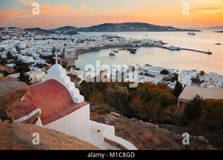 Mykonos Bay gesehen von oben bei Sonnenuntergang. Griechenland. Stockfoto