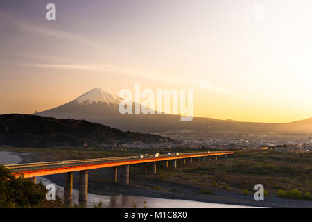 Mount Fuji und Tomei Expressway, Präfektur Shizuoka, Japan Stockfoto